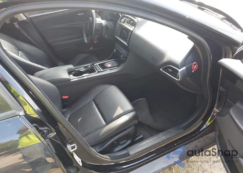 2017 Jaguar Xe 35T Premium z USA, uszkodzony, nr VIN SAJAJ4BV1HA976202